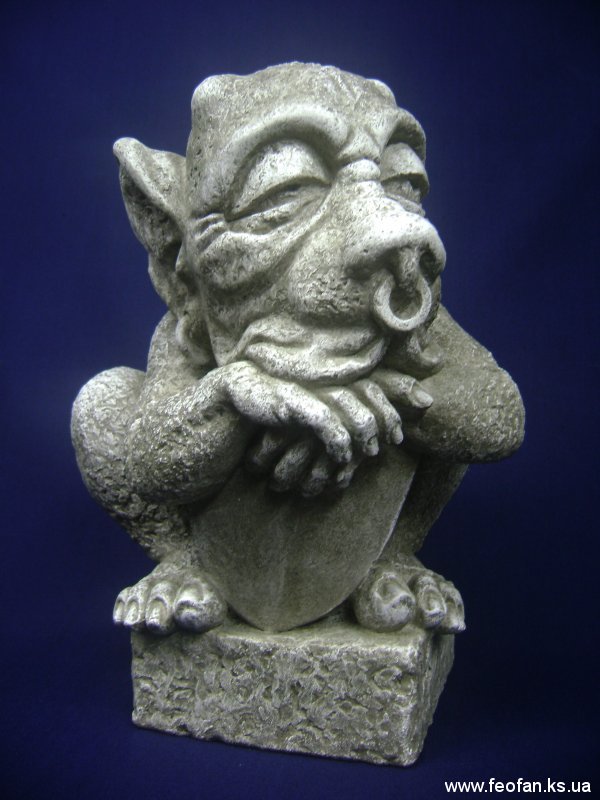 Страж. Горгулья со щитом. Искусственный камень. Н-31см. 2006г.