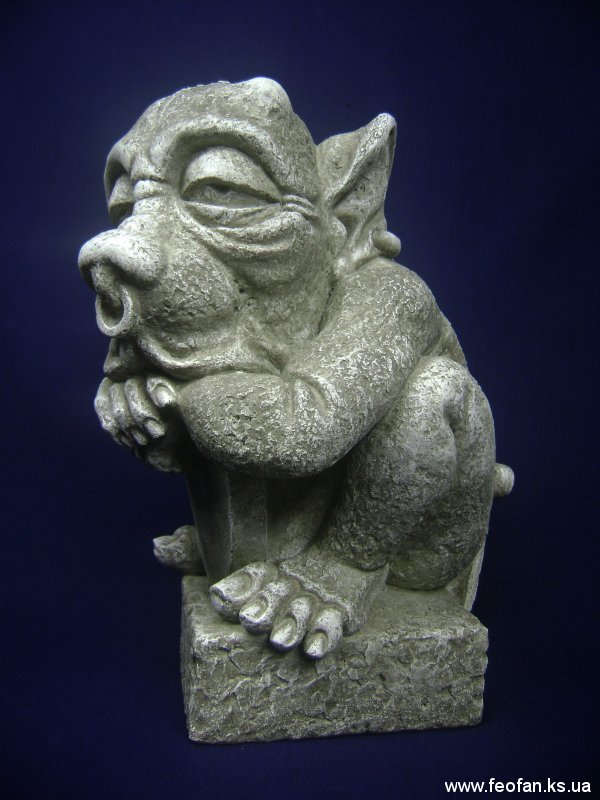 Страж. Горгулья со щитом. Искусственный камень. Н-31см. 2006г.