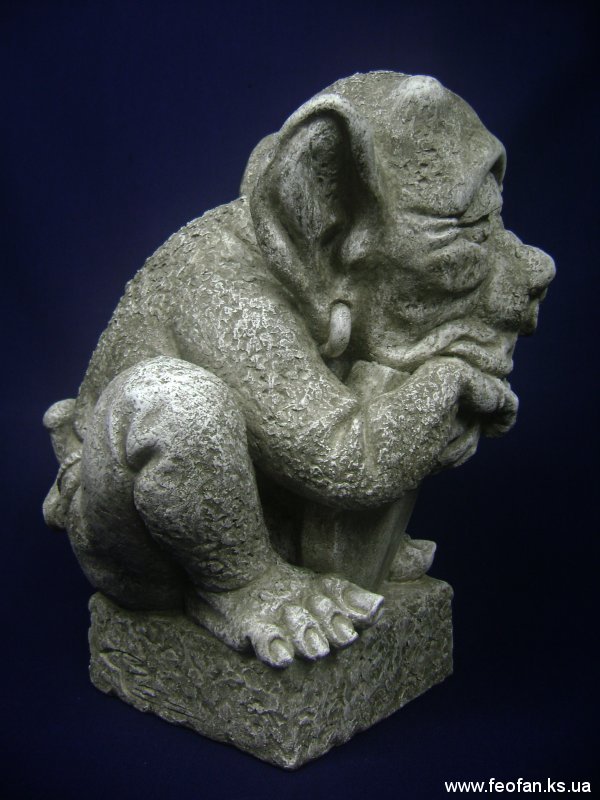 Страж. Горгулья со щитом. Искусственный камень. Н-31см. 2006г.
