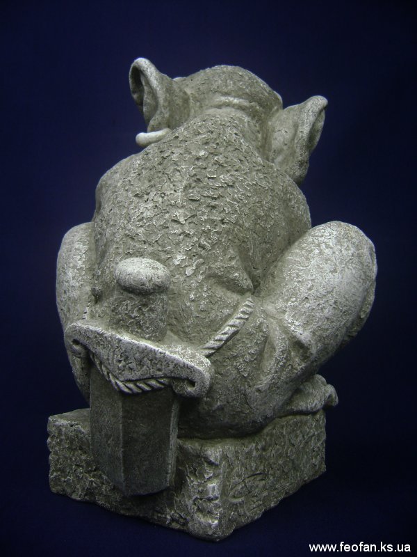 Страж. Горгулья со щитом. Искусственный камень. Н-31см. 2006г.