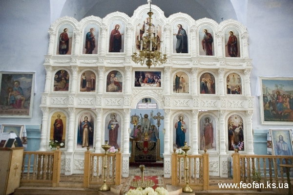 Иконостас в интерьере церкви Рождества Пресвятой Богородицы. п.Збурьевка. Н-8м.х9,5м. Иконостас в интерьере церкви Рождества Пресвятой Богородицы. п.Збурьевка. Н-8м.х9,5м.