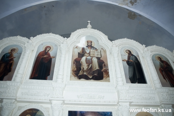 Иконостас в интерьере церкви Рождества Пресвятой Богородицы. п.Збурьевка. Н-8м.х9,5м. Иконостас в интерьере церкви Рождества Пресвятой Богородицы. п.Збурьевка. Н-8м.х9,5м.