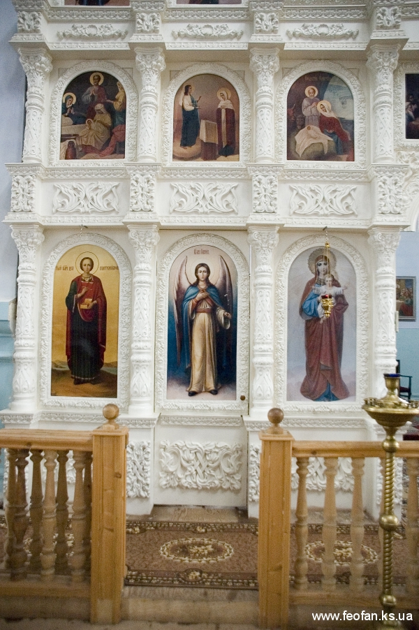 Иконостас в интерьере церкви Рождества Пресвятой Богородицы. п.Збурьевка. Н-8м.х9,5м. Иконостас в интерьере церкви Рождества Пресвятой Богородицы. п.Збурьевка. Н-8м.х9,5м.
